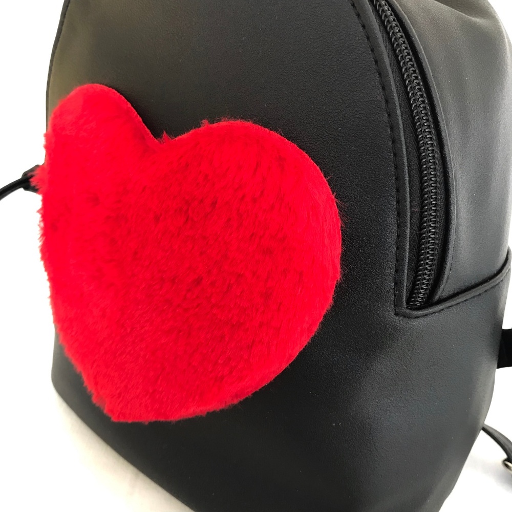 T-Shirt & Jeans Backpack with Faux Fur Heart - Picture 4 of 6